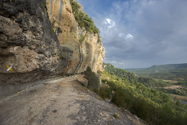 スペインのSerrania de Cuenca自然公園のUnaラグーンの近くの崖の上の道 - 写真・画像