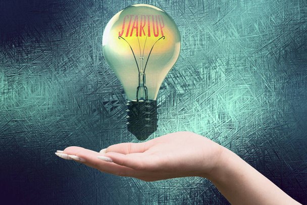 Une main, ampoule et start-up - Photo, image