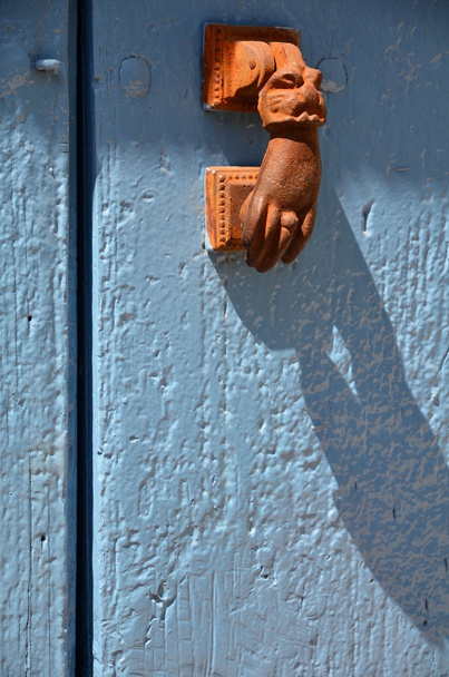 niebieskie drzwi z klamką - Zdjęcie, obraz