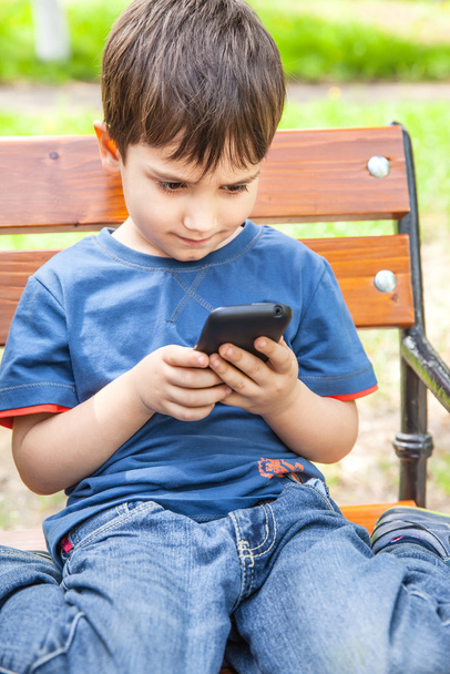 kleine jongen met smartphone - Foto, afbeelding