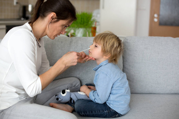 Mother, testing her child for covid at home, making home allowed swab tests to prove negative result - Фото, изображение