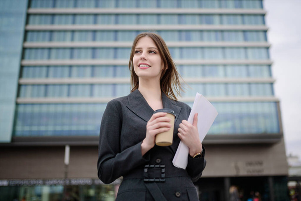 Επιχειρηματίας κυρία στέκεται μπροστά από το επιχειρηματικό κέντρο - Φωτογραφία, εικόνα