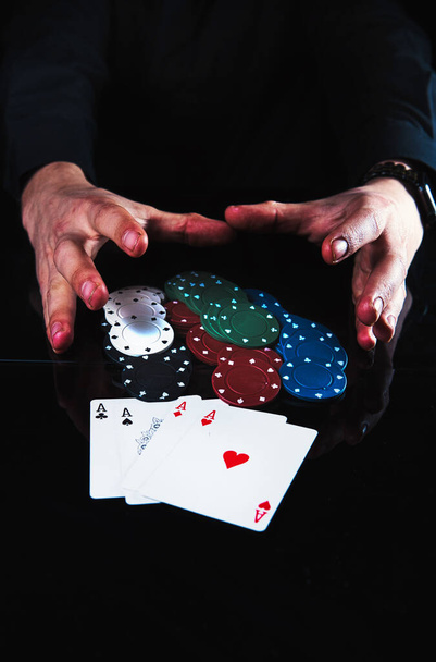Gioco d'azzardo buono o cattivo? giocare a carte scommettere sui cavalli o giocare a poker per una notte. - Foto, immagini