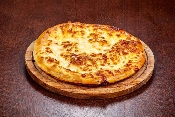 Γεωργιανή παραδοσιακή bakary khachapuri πίτα με τυρί. - Φωτογραφία, εικόνα