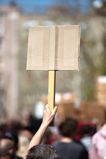 Manifestanti con cartelli e cartelli per le strade. - Foto, immagini