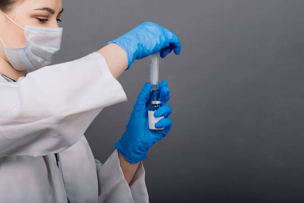 Ιατρός επιστήμονας με σύριγγα ανάλυση του ιού σε ένα ερευνητικό εμβόλιο για να είναι έτοιμος για κλινική δοκιμή. - Φωτογραφία, εικόνα