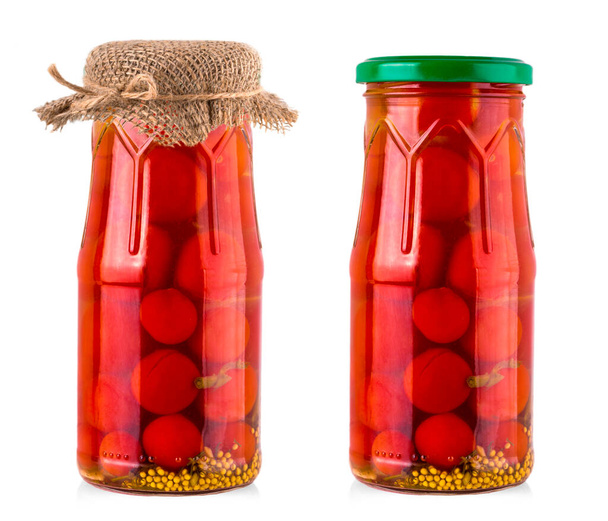 El tomate cherry en escabeche en frasco de vidrio sobre fondo blanco - Foto, Imagen