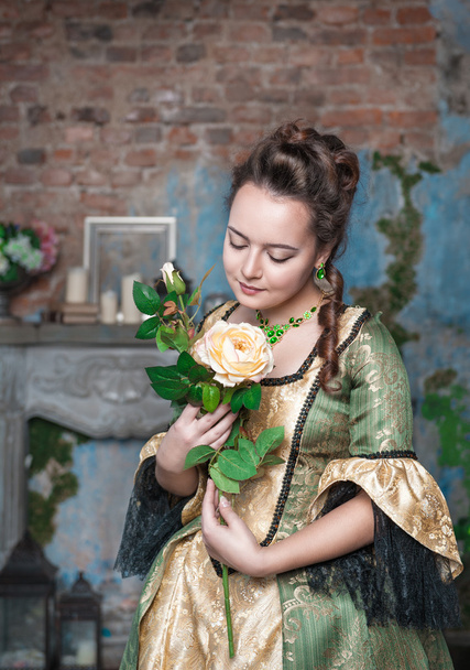 Kaunis nainen keskiaikainen mekko kukka
 - Valokuva, kuva