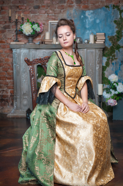 schöne Frau im mittelalterlichen Kleid auf dem Stuhl - Foto, Bild