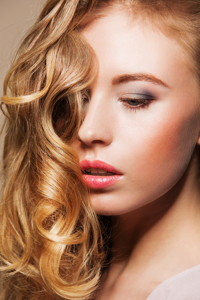 beautiful model with long hair closeup - Zdjęcie, obraz