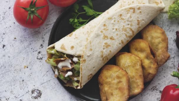 Hagyományos török doner kebab friss összetevőkkel és sült gombóccal tálalva - Felvétel, videó
