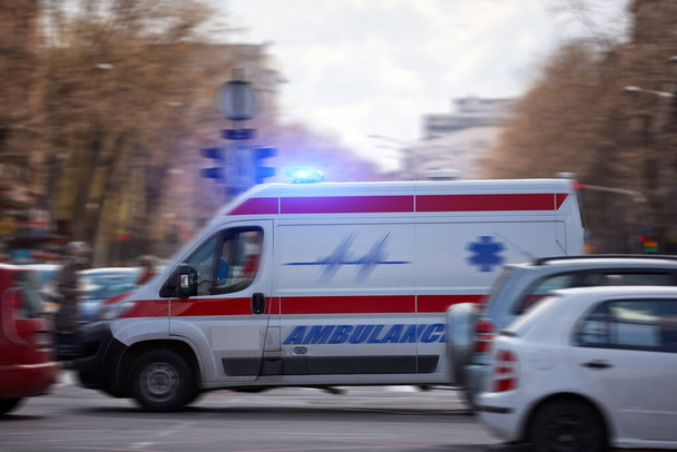 Záchranář 911 sanitka auto běží rychle přes velké město. - Fotografie, Obrázek