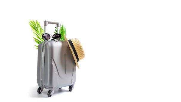 Ora legale. Occorrente per il viaggio con valigia, cappello di paglia, foglie di palma in minimale viaggio vacanza concetto isolato su sfondo bianco. Spiaggia tropicale esotica con spazio copia - Foto, immagini