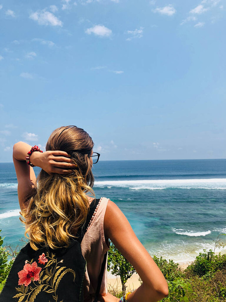 Nő élvezi trópusi kilátás a strandra. - Fotó, kép