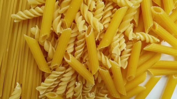 Verschiedene Arten trockener italienischer Pasta in Zeitlupe - Filmmaterial, Video