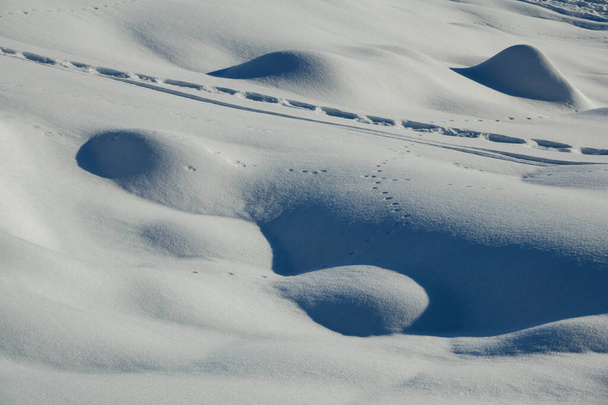 χειμερινό τοπίο με χιονισμένες όχθες, μια ηλιόλουστη μέρα μετά από χιονοθύελλα                                - Φωτογραφία, εικόνα