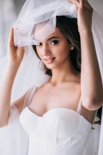 Studio shot of young beautiful bride. Wedding - Foto, imagen