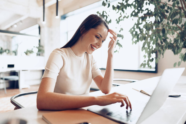 Young attractive businesswoman working on laptop in office - Foto, Imagem