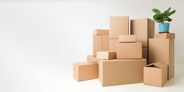 pohyblivé boxy naskládané v prázdné místnosti připravené pro stěhováky - Fotografie, Obrázek