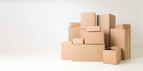Stapeln von Kartons auf weißem Hintergrund - Foto, Bild