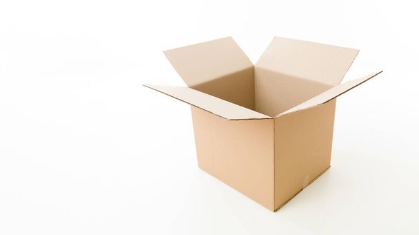 відкрита картонна коробка на білому тлі
 - Фото, зображення