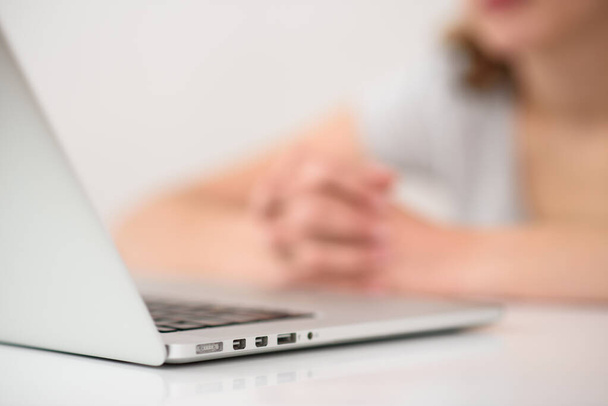 Пальцы женщины играют на клавиатуре ноутбука в офисе, женщина-работница и бизнес-концепция. - Фото, изображение