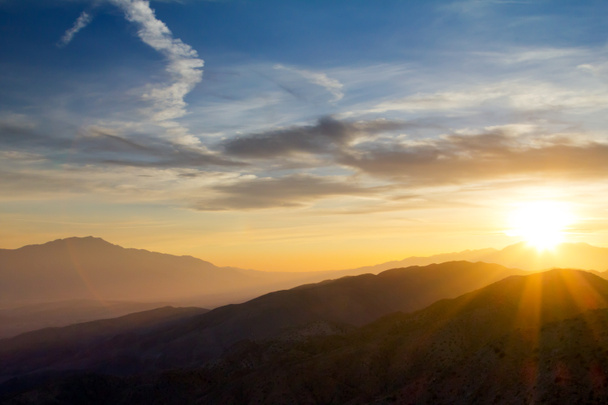Coucher de soleil sur la chaîne de montagnes
 - Photo, image