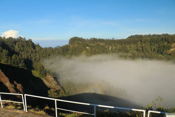 Danau Abutu im Nebel. Der Tiwu Ata Mbupu See auf dem Gipfel des Kelimutu Vulkans. Der Holundersee. Blick auf einen der schwarzen Kelimutu-Seen. Danau Kelimutu, Ende, East Nusa Tenggara - Foto, Bild