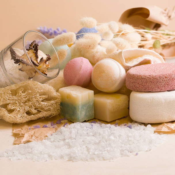 Productos cosméticos de baño. Bombas de baño, sal, jabón natural. Fondo beige - Foto, Imagen