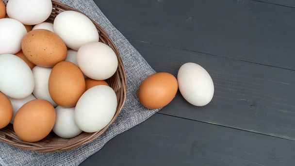 Œuf de poulet et œuf de canard sur une table en bois noir. - Photo, image