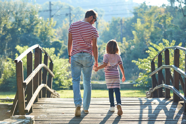 Hija y padre disfrutando de la naturaleza al aire libre. - Foto, imagen