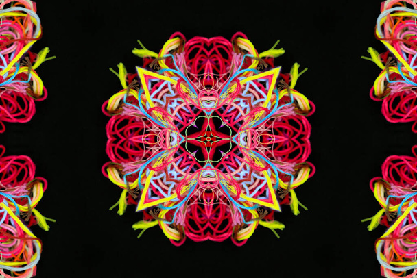 Patrón abstracto de hilos multicolores brillantes sobre un fondo negro con efecto 3D - Foto, imagen