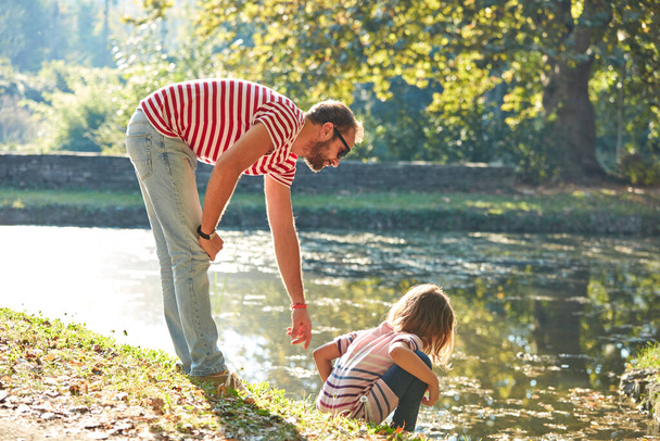 Tochter und Vater genießen Natur im Freien. - Foto, Bild