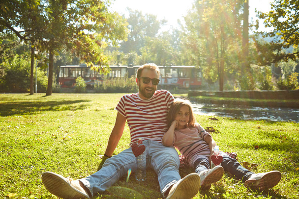 Hija y padre disfrutando de la naturaleza al aire libre. - Foto, Imagen