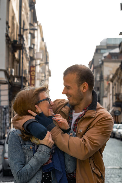 Jeune couple jouissant dans les rues urbaines. - Photo, image
