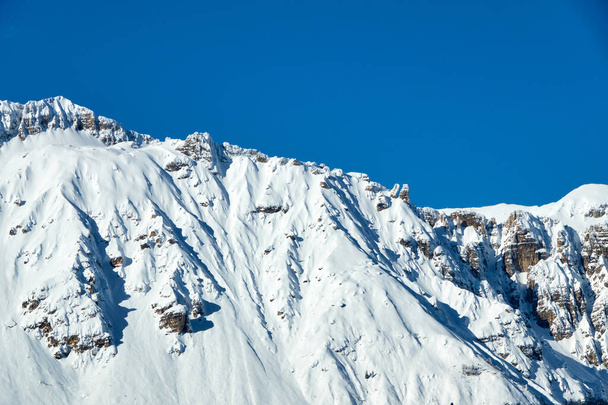   Snowy Mountain wznosi się nad Alpe di Campogrosso, Vicenza, Włochy                                - Zdjęcie, obraz