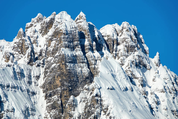 イタリア、ヴィチェンツァのアルプ・ディ・カンポグラッソの上に雪の山がそびえる                                - 写真・画像