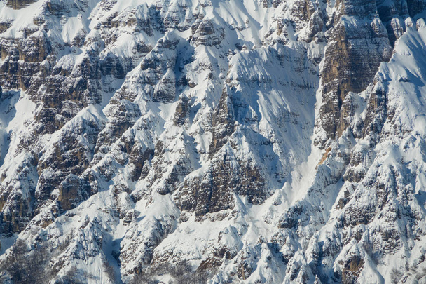 κοντινό πλάνο του χιονισμένου ορεινού βράχου                                - Φωτογραφία, εικόνα