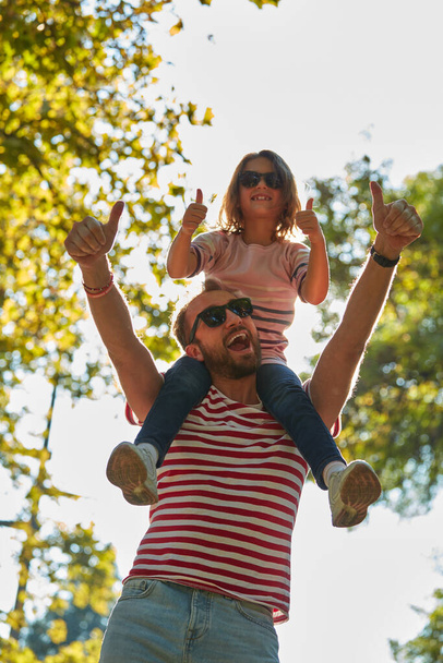 Egyedülálló apa és kislánya élvezik a parkban. - Fotó, kép