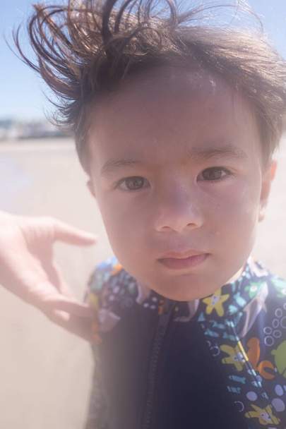 Nettes Kind hat Spaß am Sandstrand im Sommer - Foto, Bild