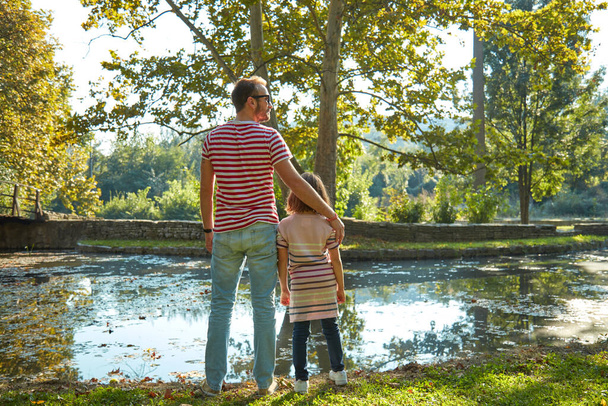 Alleinerziehender Vater und kleine Tochter genießen im Park. - Foto, Bild