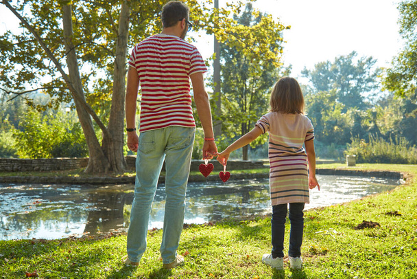 Yksinhuoltaja isä ja pieni tytär nauttivat puistossa. - Valokuva, kuva