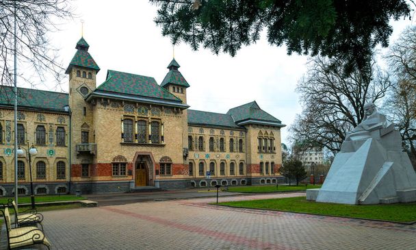  ウクライナのポルタヴァ- 2021年4月14日:ウクライナのポルタヴァ市にある詩人タラス・シェフチェンコの記念碑と地元歴史博物館の建物のファサード。人気の歴史的観光名所 - 写真・画像