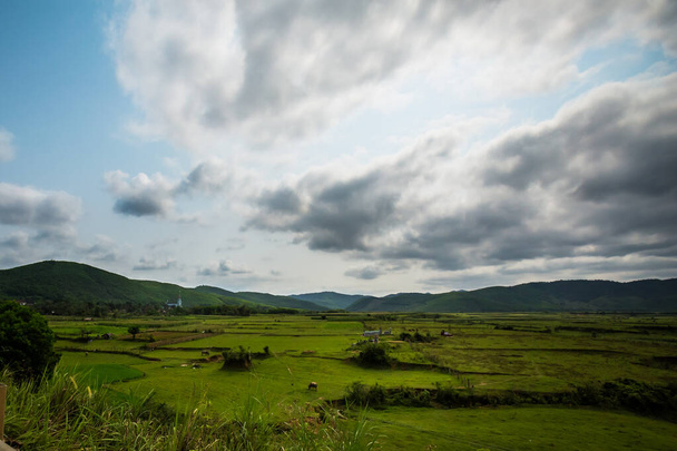 Hermoso paisaje verde vivo en el viaje desde el Parque Nacional Phong Nha Ke Bang a Cua Lo en Vietnam. Paisaje rural foto tomada en el sudeste asiático. - Foto, Imagen
