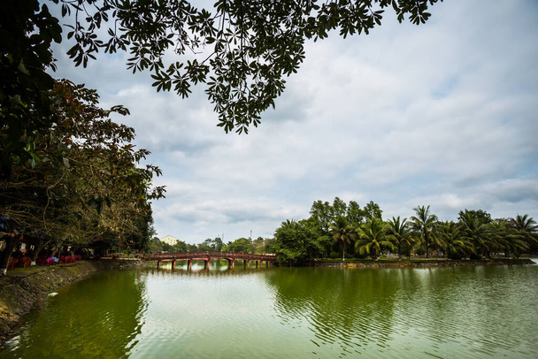 Hermoso paisaje verde vivo en el viaje desde el Parque Nacional Phong Nha Ke Bang a Cua Lo en Vietnam. Paisaje rural foto tomada en el sudeste asiático. - Foto, Imagen