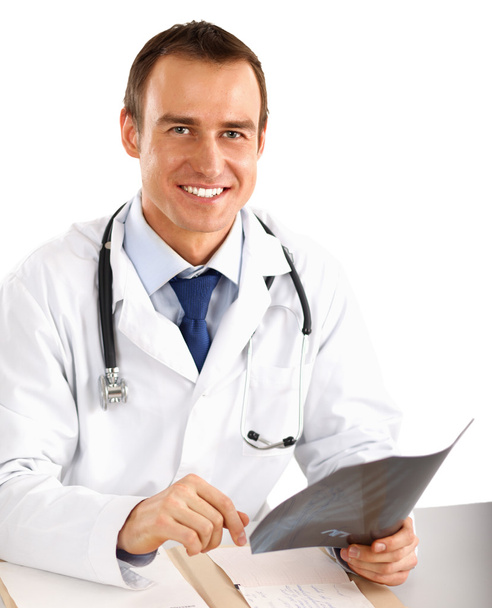 Masa başında çalışan bir erkek doktor - Fotoğraf, Görsel