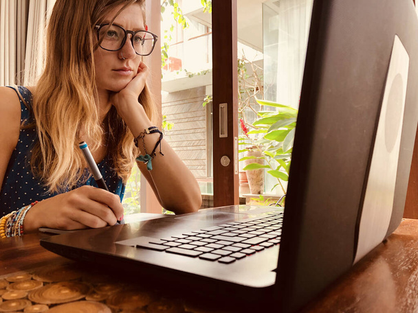Mulher trabalhando em casa, usando notebook laptop, conceito freelance moderno. - Foto, Imagem