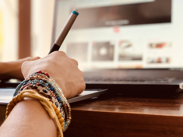 Vrouw die thuis werkt, met laptop notebook, modern freelance concept. - Foto, afbeelding