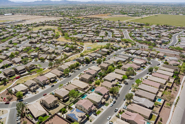 Vista aérea del pequeño pueblo en la zona residencial del desierto de un barrio con Avondale ciudad Arizona EE.UU. - Foto, Imagen