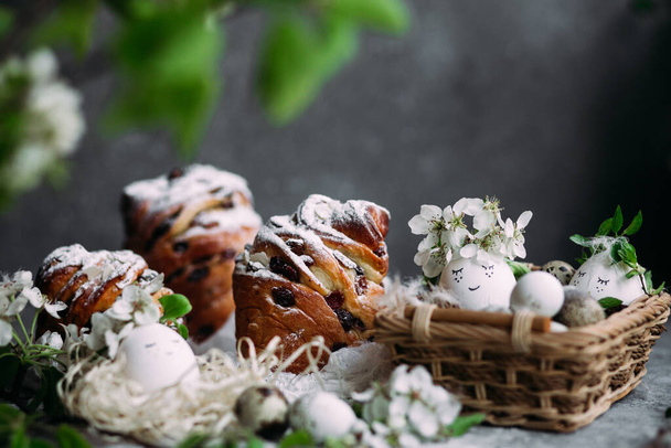 Easter cake, Easter eggs  - Фото, изображение